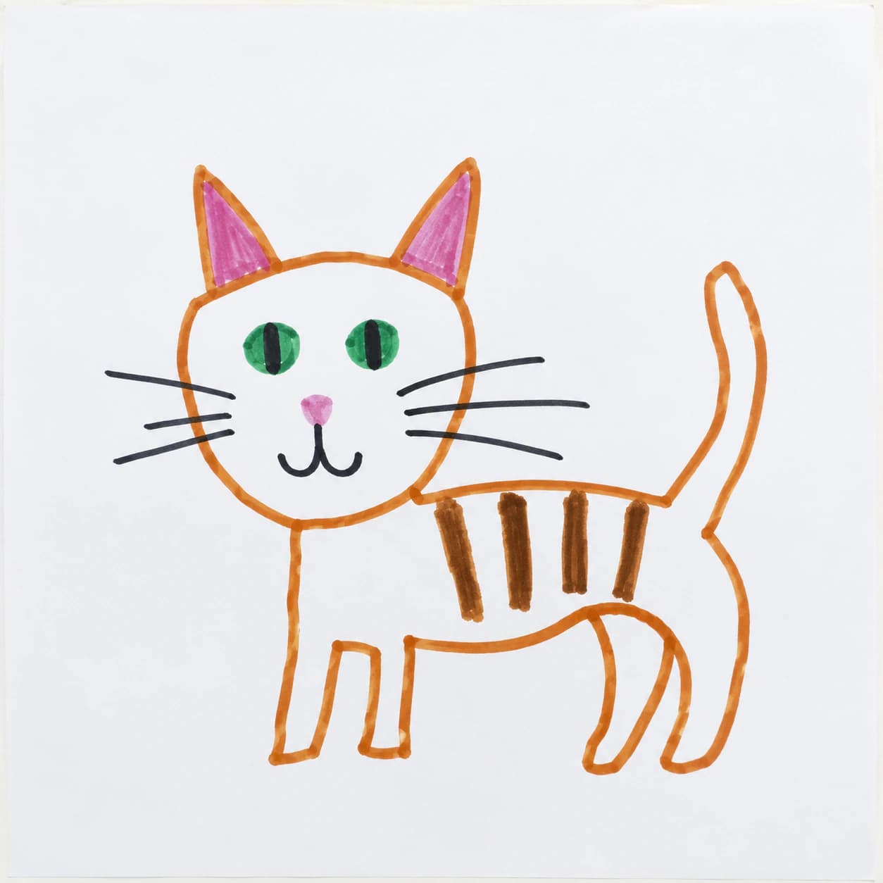Foto del disegno a pennarello di un gatto fatto da un bambino, su carta bianca piatta e con luce intensa e uniforme