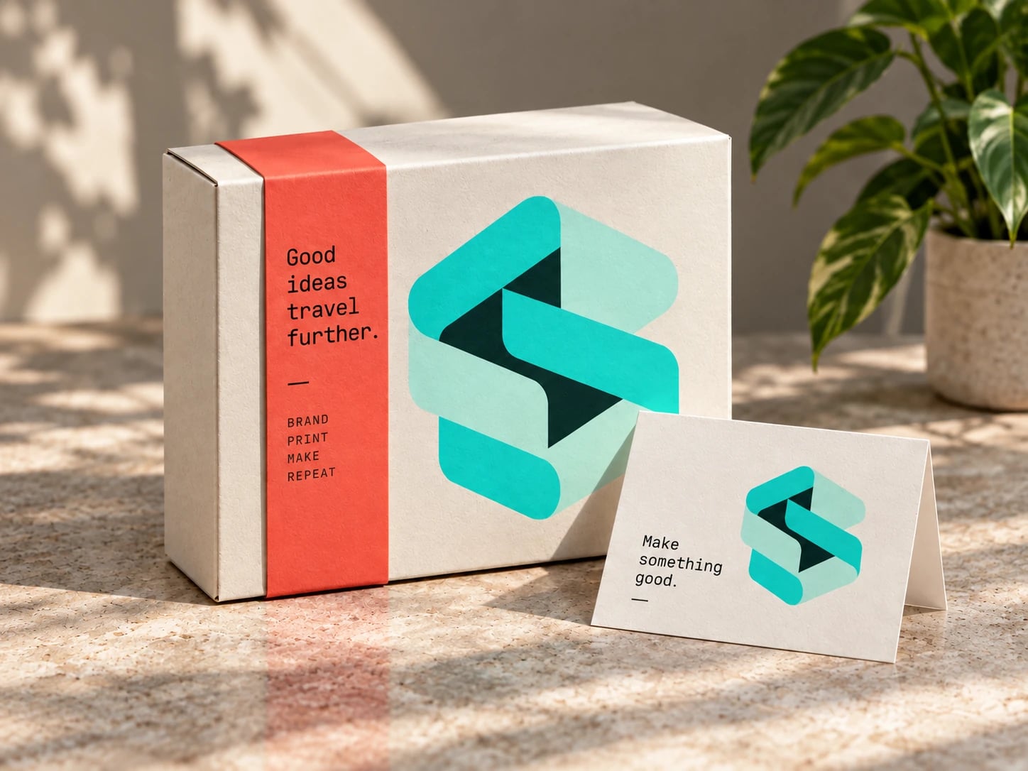 Verpackungs-Mockup mit einem mintfarbenen Bandmotiv auf einer elfenbeinfarbenen Schachtel und einer passenden Karte.