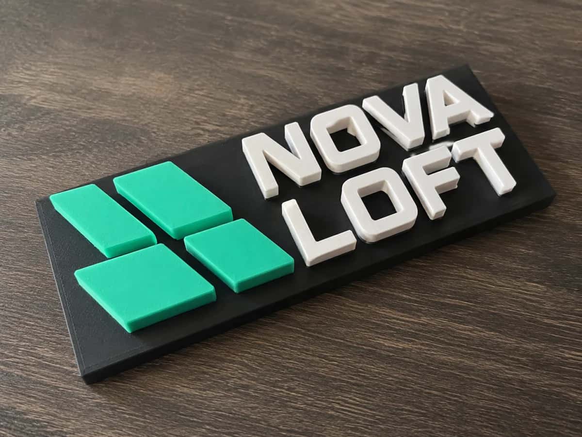 Uma placa de identificação com logo em relevo